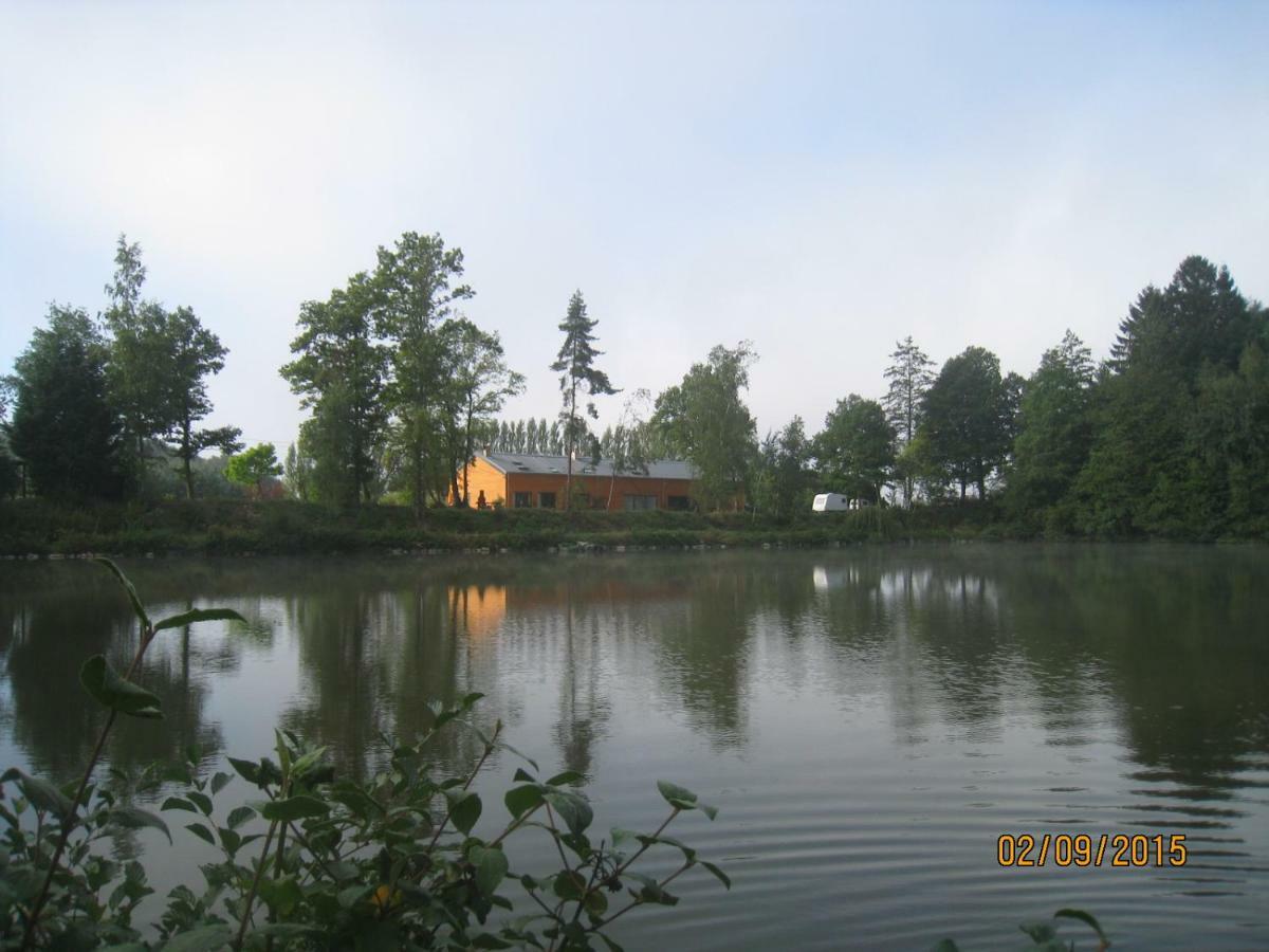 Florennes Gite Neuf 150 M2 Devant Un Grand Lac Prive De 2 Hectares Poissonneux Au Milieu Des Bois Екстериор снимка